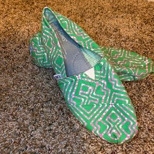 Green and Pink Toms 7.5